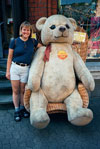 Shelby in St. Goar with gigantic Steiff bear.